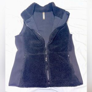 Fabletics Sedona Fleece Vest Size L in Black Sherpa Puffer